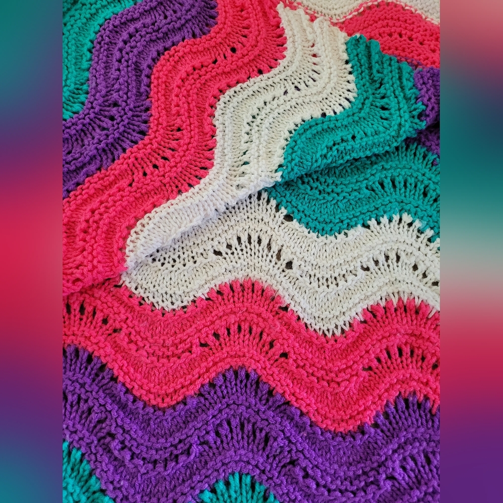 Hand-made Colorful Wave Pattern blanket - Picture 2 of 8